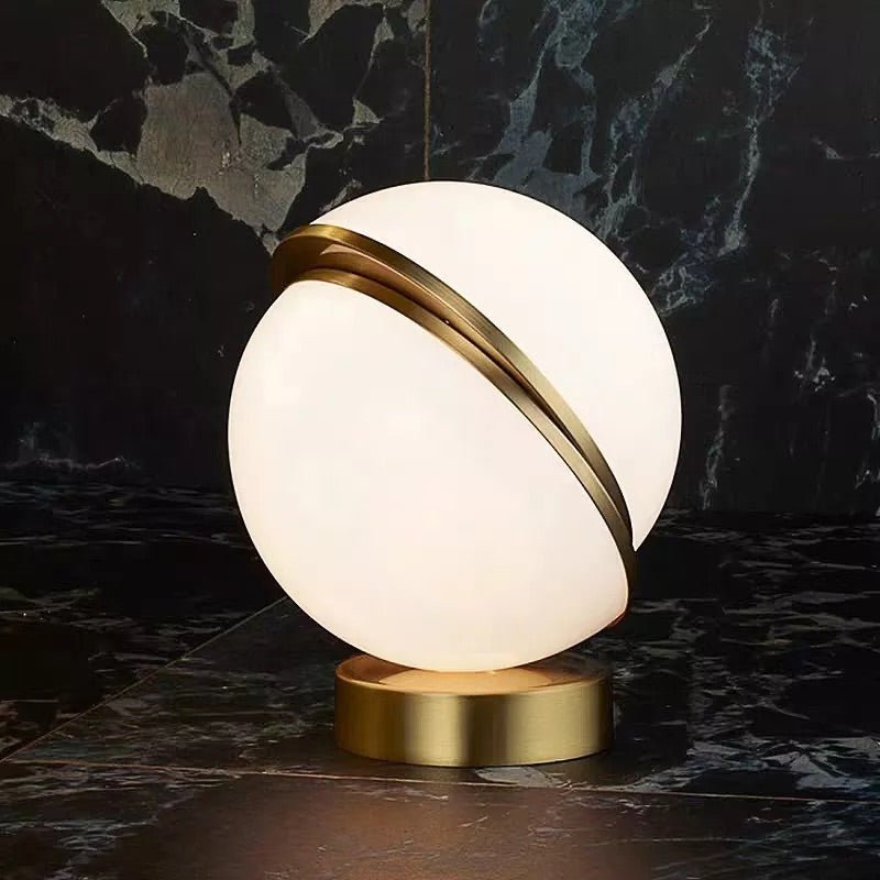 Nachttischlampe Design Goldkugel