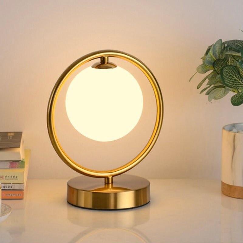 Nachttischlampe Goldene Metallkugel