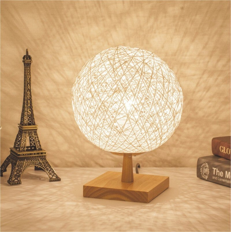 Nachttischlampe Rattan mit Holzfuß – Produktansicht 2