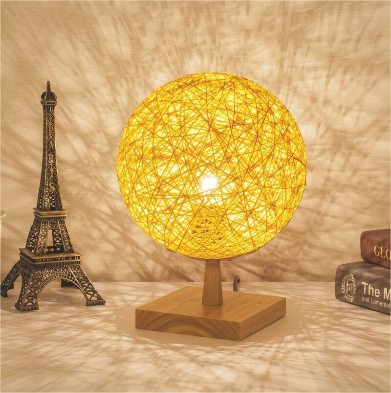Nachttischlampe Rattan mit Holzfuß – Produktansicht 4
