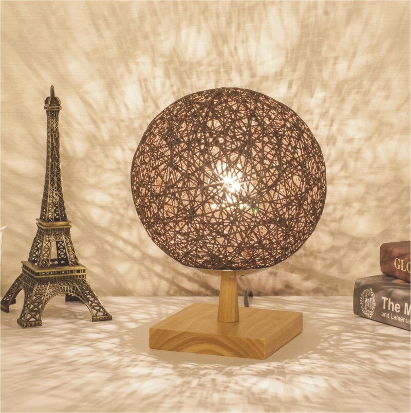 Nachttischlampe Rattan mit Holzfuß – Produktansicht 5
