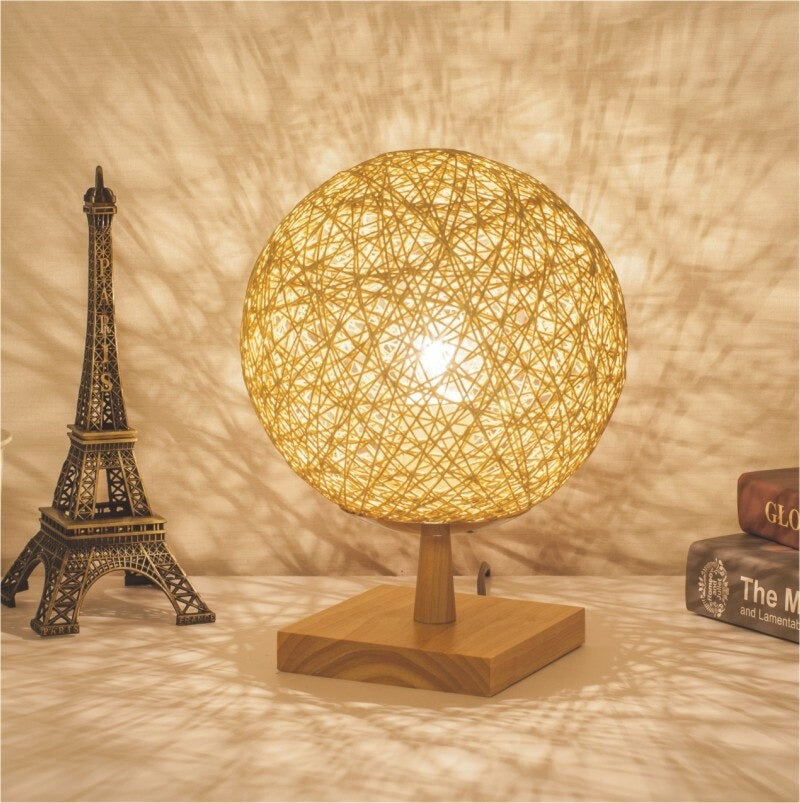 Nachttischlampe Rattan mit Holzfuß – Produktansicht 6