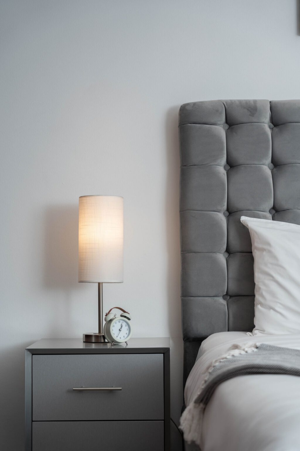 Nachttischlampe Design auf einem modernen Nachttisch im Schlafzimmer